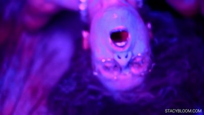 Bebek kamerada mastürbasyon yapıyor ve kendini orgazma getiriyor.